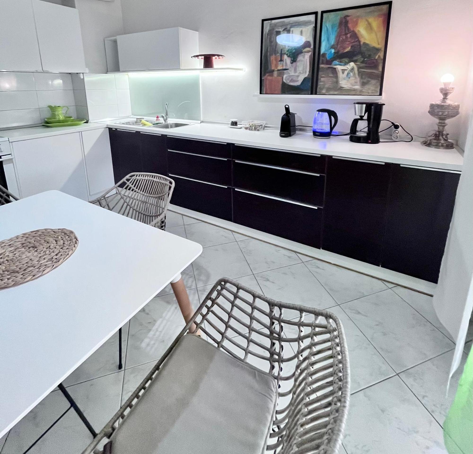 Central 7 - Stylish Apartment Komotini Bagian luar foto
