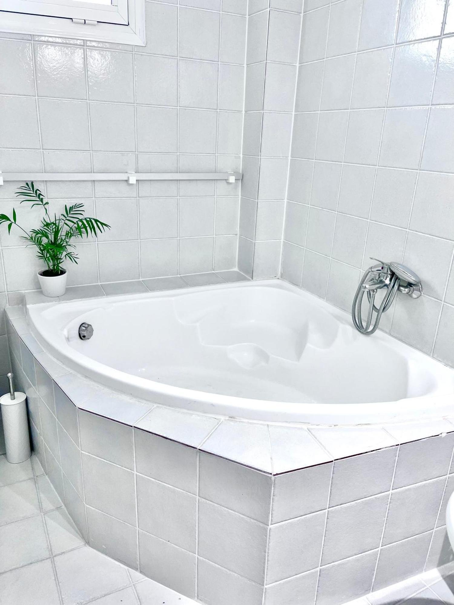 Central 7 - Stylish Apartment Komotini Bagian luar foto